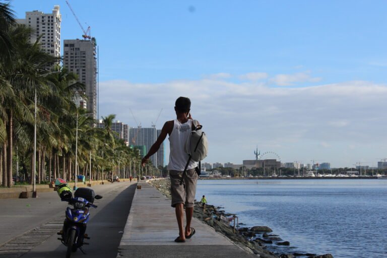 manila, city, philippines, Malate, Paseo de Roxas, hombre paseando